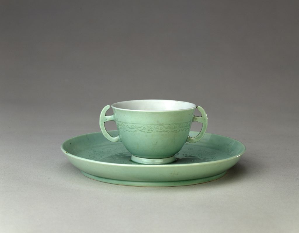 图片[1]-Pale-green glaze dark flower dragon pattern cup and plate-China Archive